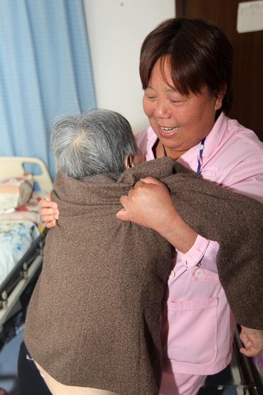 人老了，若想拥有好的生活，便需要钱；若想有人照料，就需要子女孝顺。人到70岁以