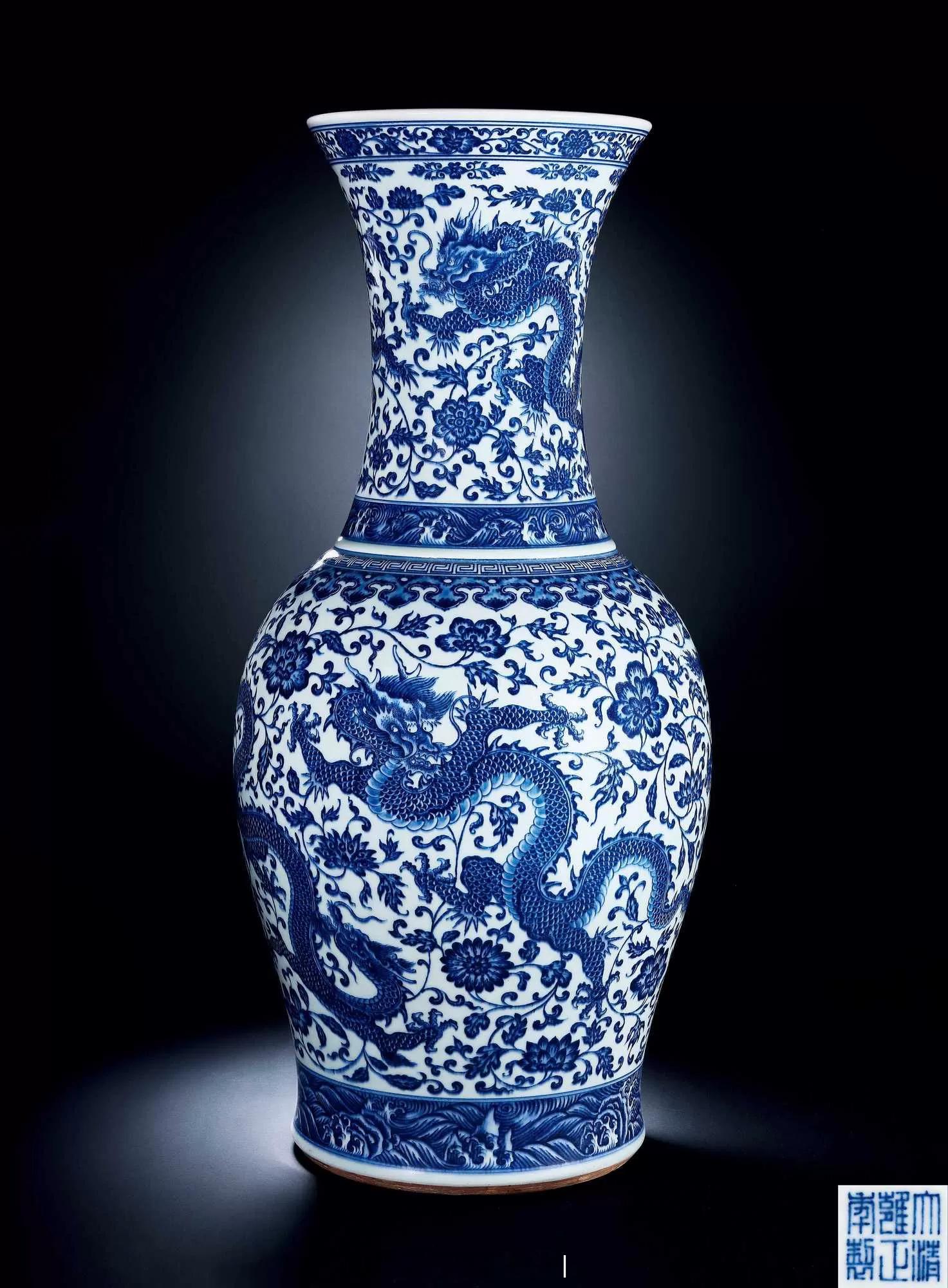 清雍正青花穿花龙纹大凤尾尊「大清雍正年制」此器呈凤尾尊式，通体绘青花五爪飞龙，