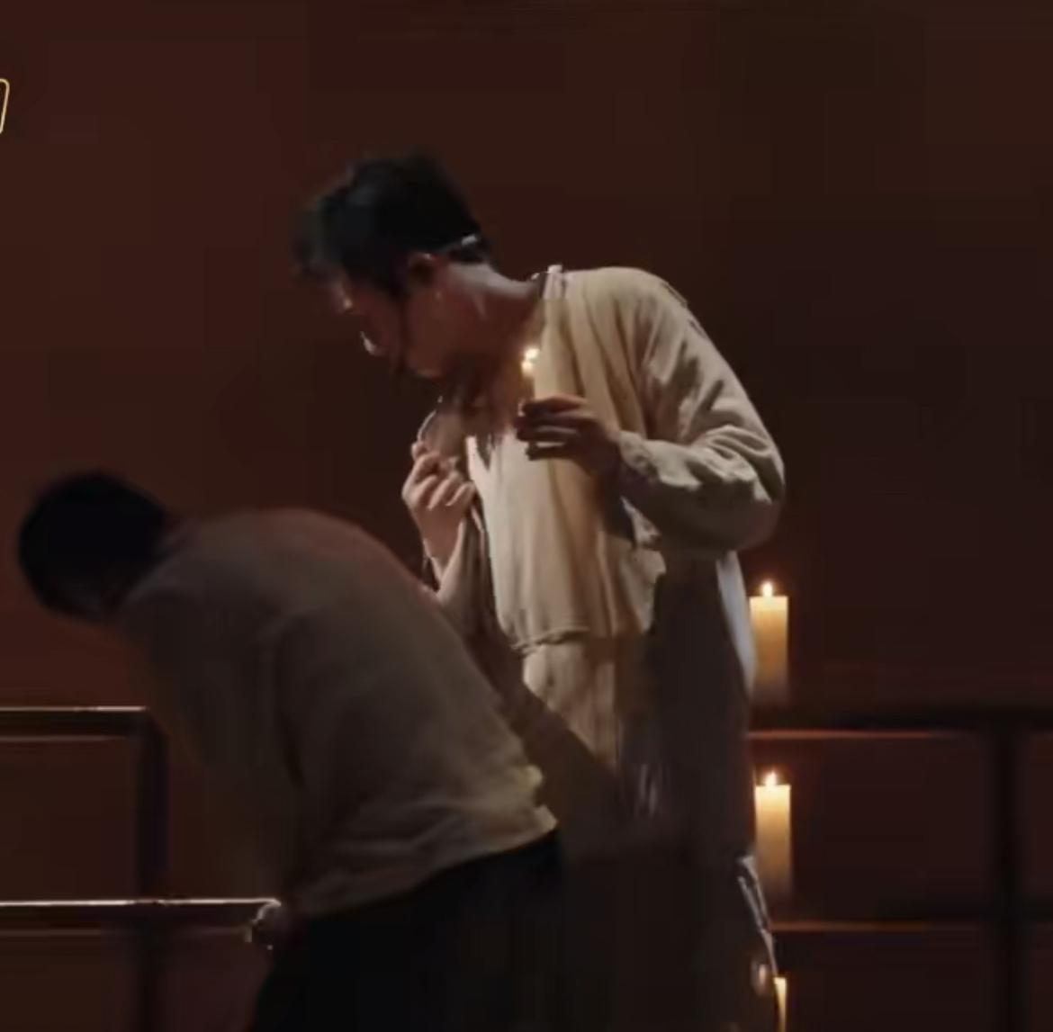 张智霖和李承铉的友情让人泪腺不受控制。张智霖在舞台上衣服不小心被蜡烛点燃了，他还