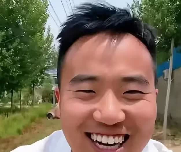 近期河南鹿邑一驻村书记董桂林火爆全网，饭点一到，董桂林书记便端着印有小猪佩奇的白