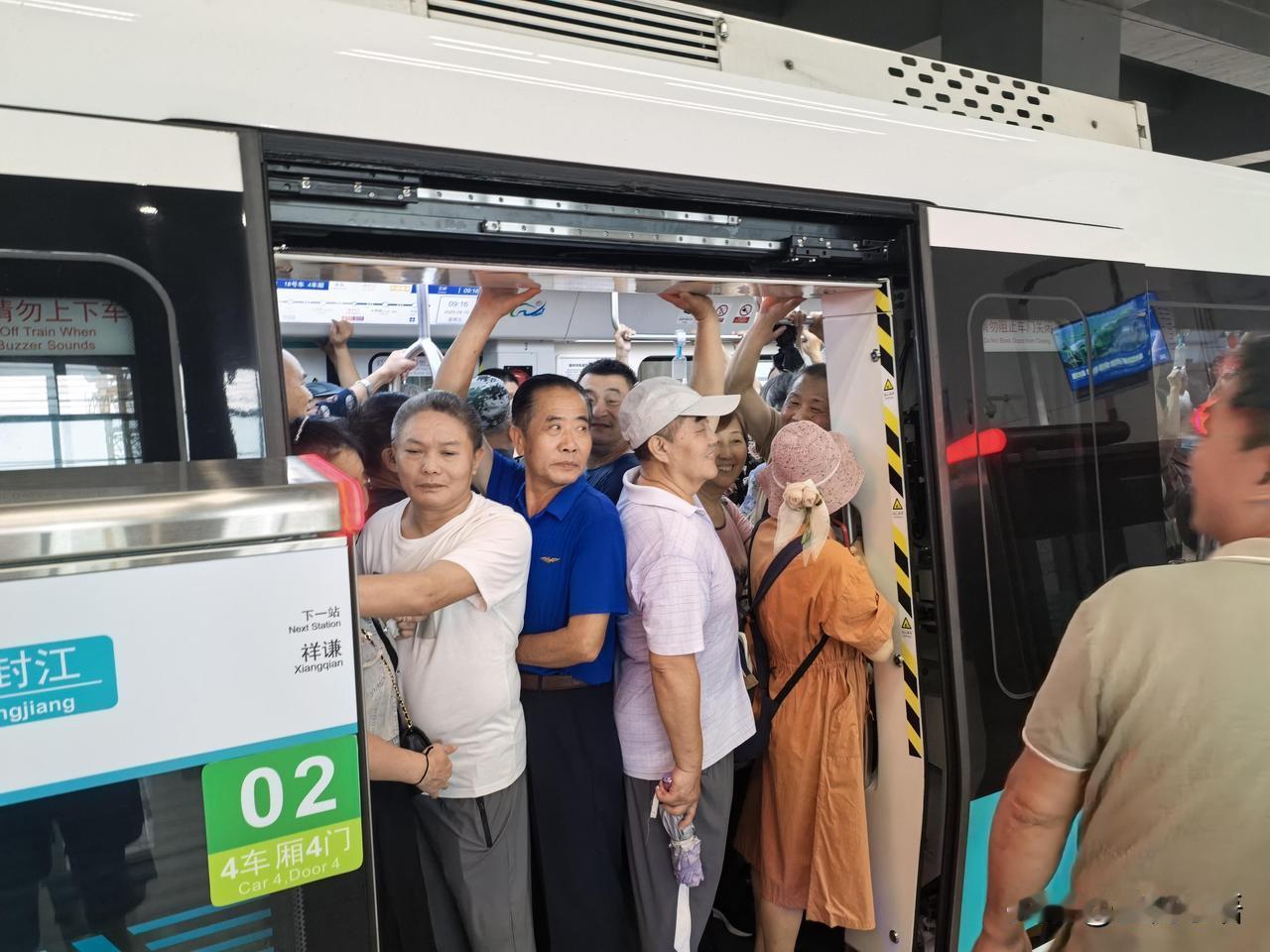 感觉今天全福州的老头都来了🤣今天滨海快线试运行，帝封江站人山人海，老头老太太