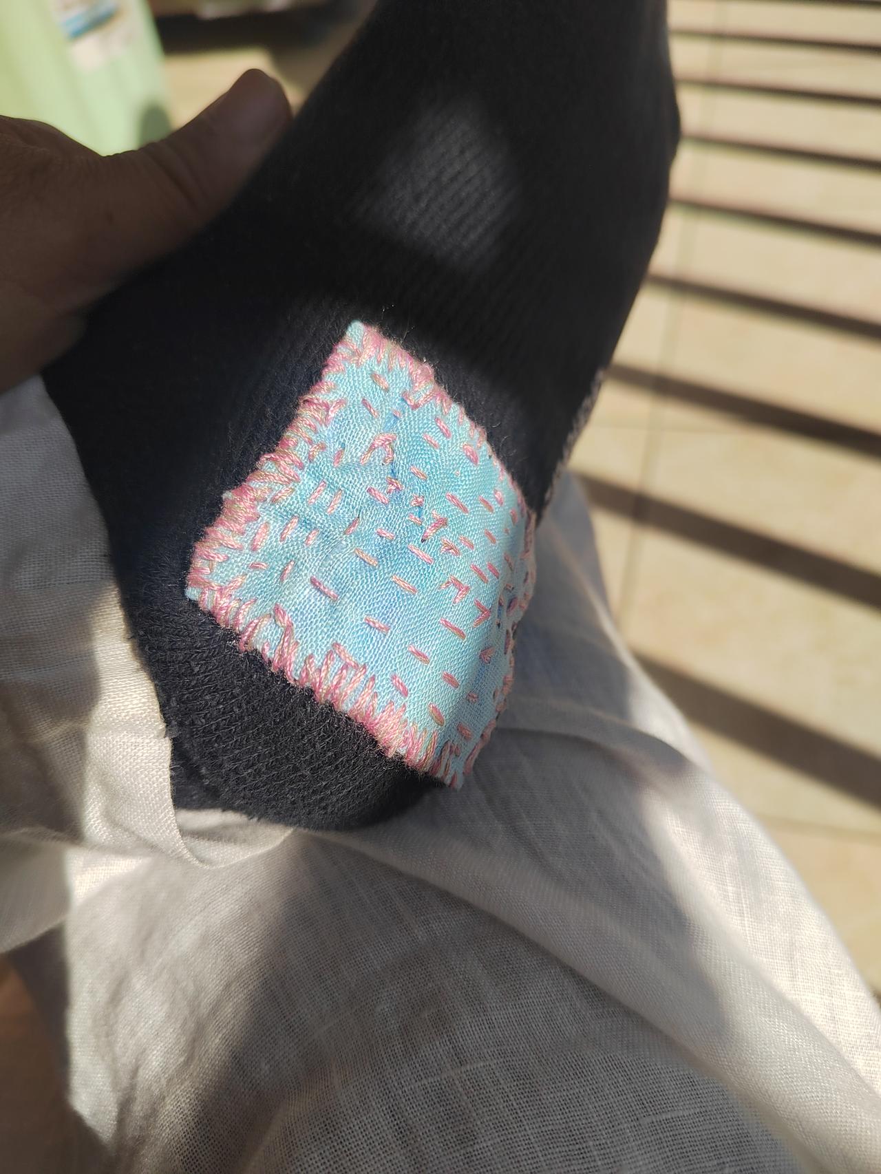 补袜子，2026年了，还有人穿打补丁的袜子🤓，没错，就是我，这双袜子穿了7-8