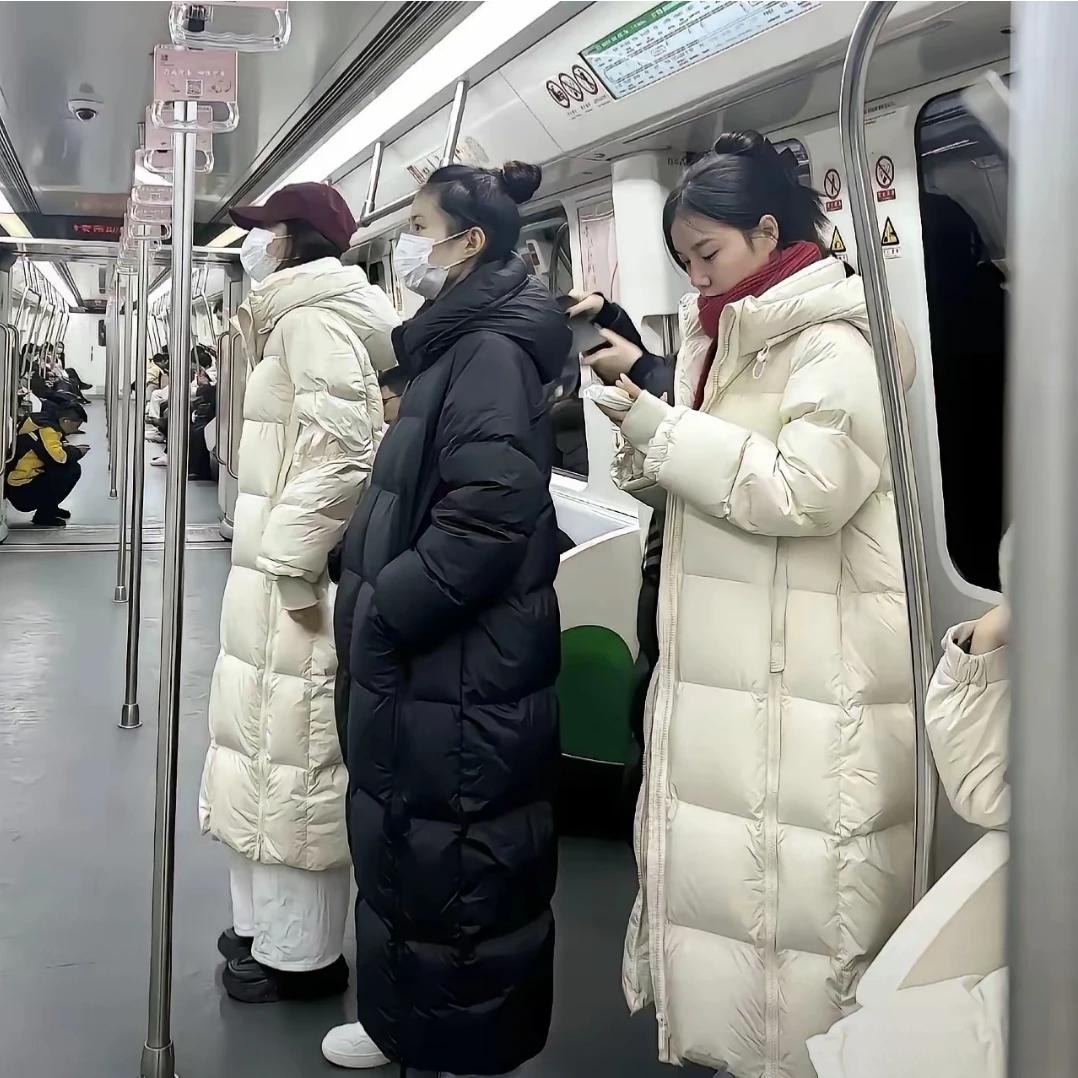 这三位，哪一位更胜一筹呢！地铁上看到的三位美女，三位不仅长的好，个...