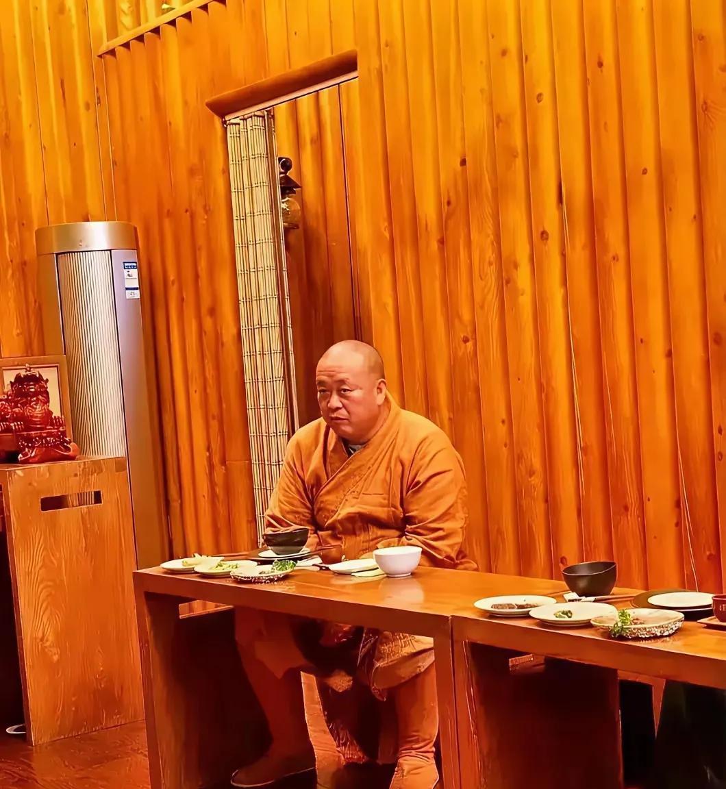 目前释永信的戒牒已经被注销了，那么原则上他就已经不是和尚了，到号子里面也不能叫释