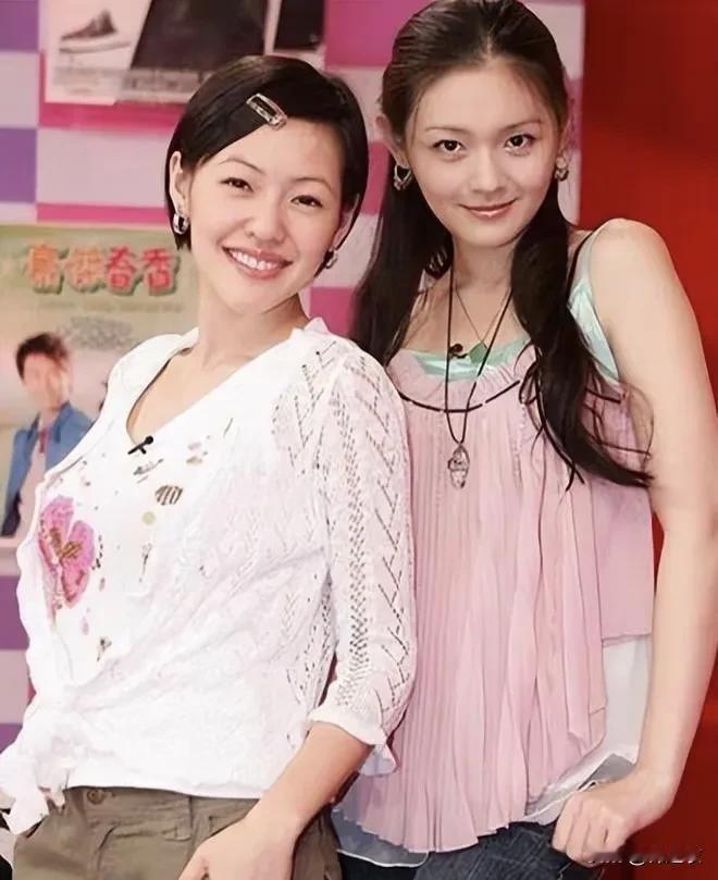 大小s年幼时候的共生感太强烈了，包括她们俩明明不是孪生姐妹，年龄差着将近2岁，却