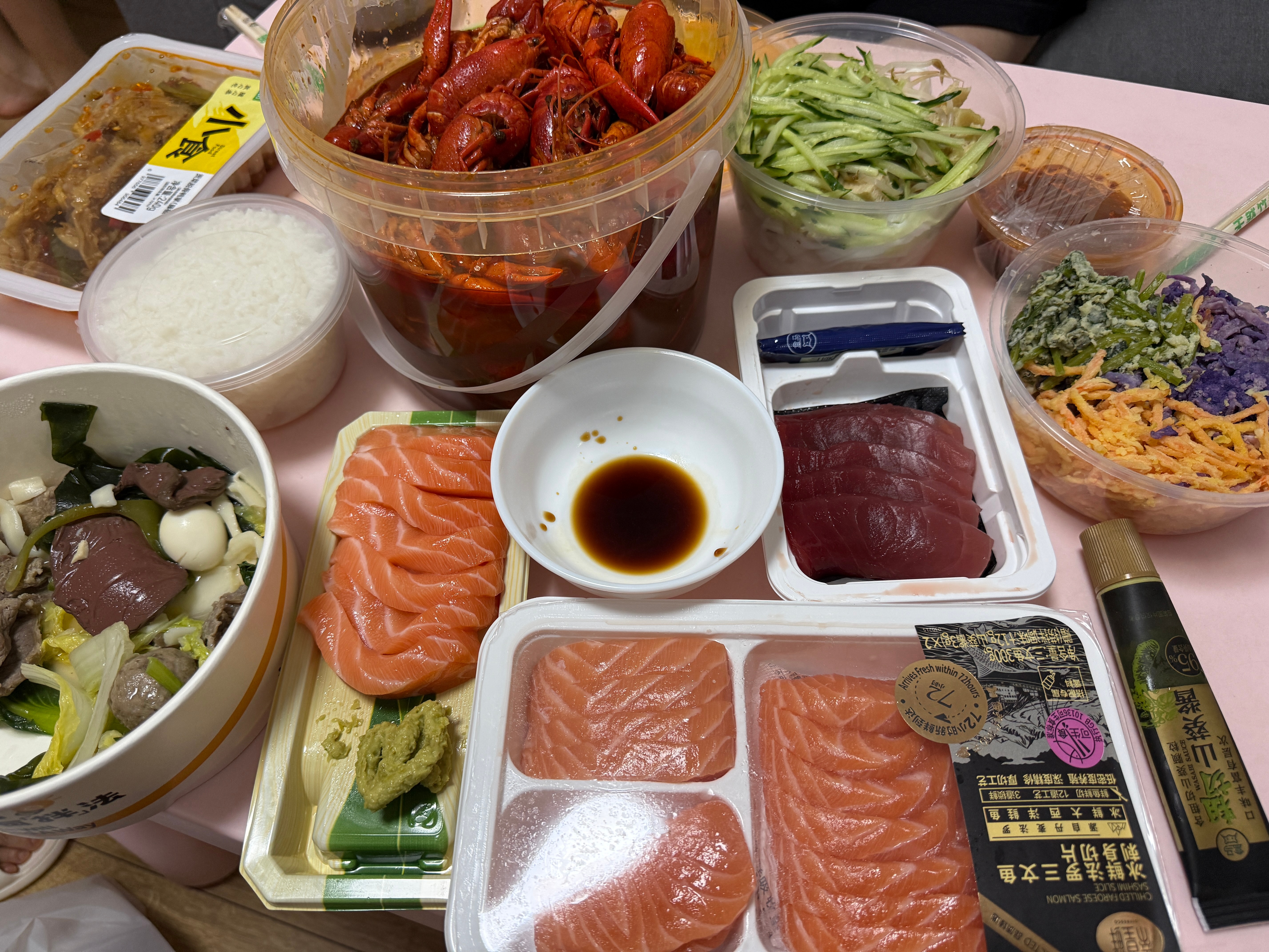 3个人，N种口味，麻辣烫，小龙虾，米饭，河南蒸菜，陕西凉皮，以及三文鱼➕金枪..