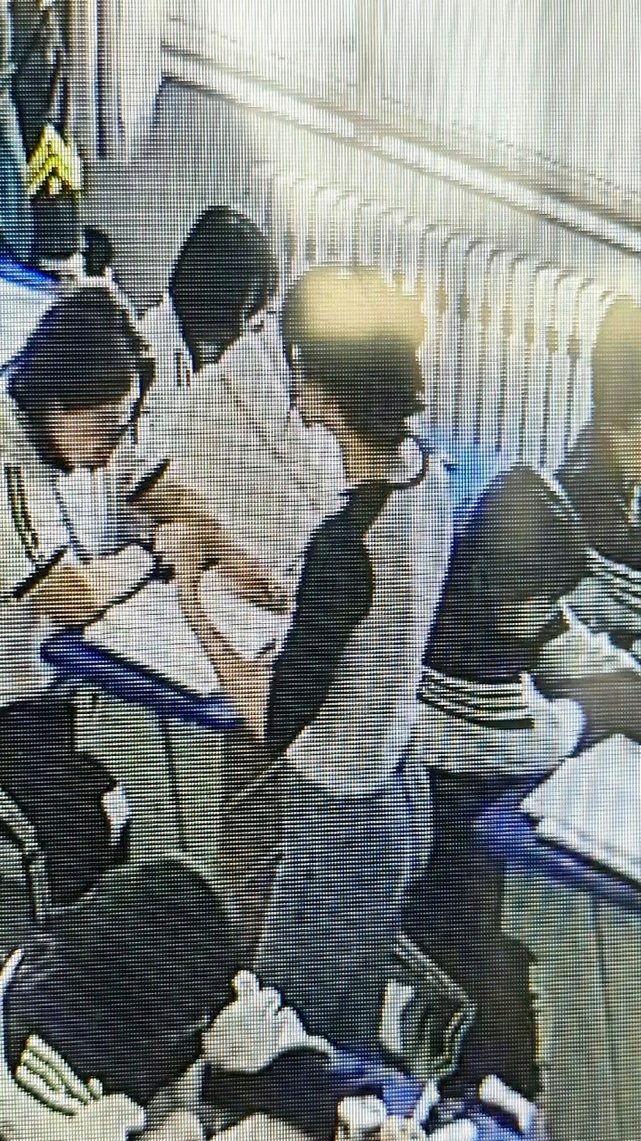 不是我说这个屁股有点过于翘了，我靠我知道我吃胖了不知道是这样的