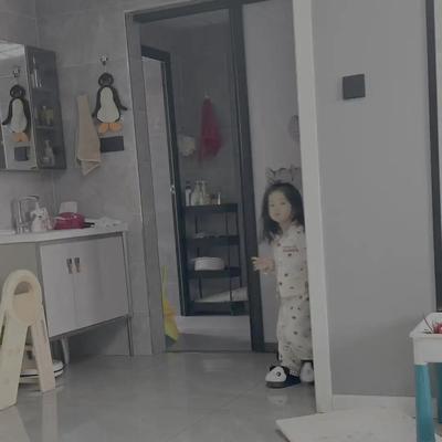 一男子因不能生育，妹妹家有三个孩子，就过继了妹妹的一个2岁的女儿，后来和妻子感情