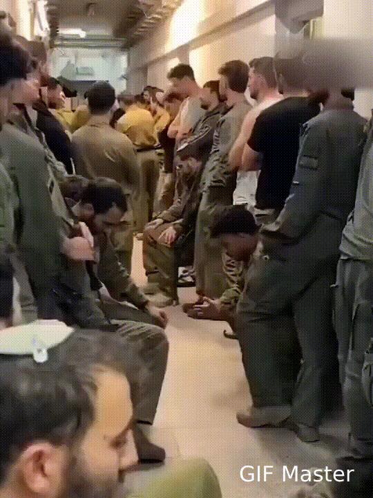 以色列士兵也怕了，都躲进了防空洞！小以子也有怕的时候，被伊朗导弹一波连一波的攻击