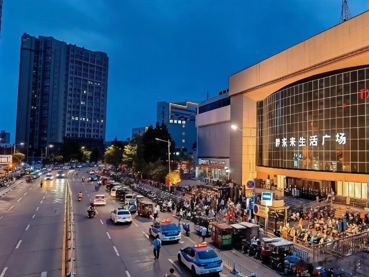 我河南同学坦率地说：胖东来生活广场一旦闭店搬走，这条街的生意大概彻底凉凉了（大胖