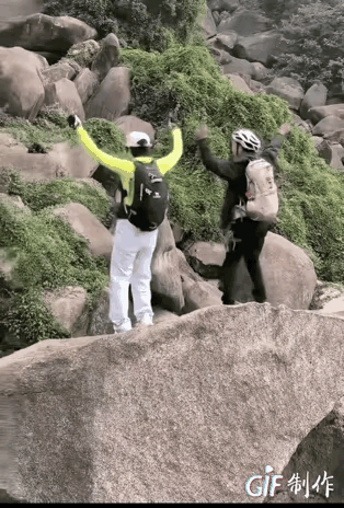 一声“我来个跳的”，女子爬山跳石头摔成粉碎性骨折！这教训太惨痛了爬山千万别