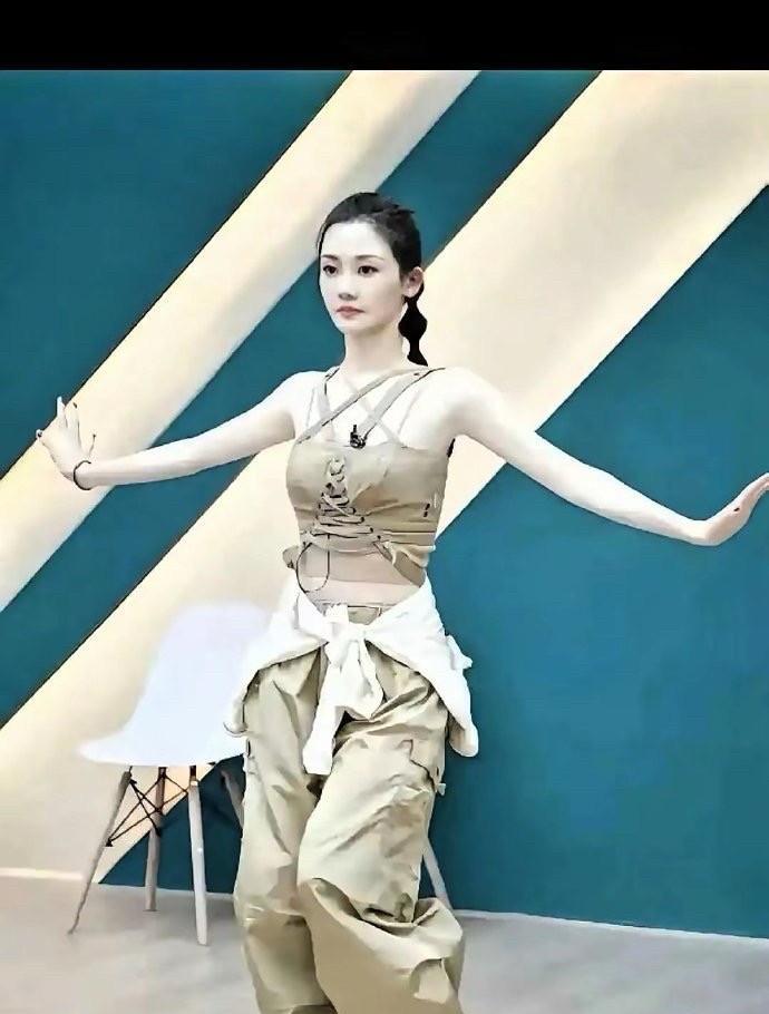 在娱乐圈这个充满名利诱惑与复杂关系的地方，真挚纯粹的爱情显得尤为珍贵。而郑恺和苗