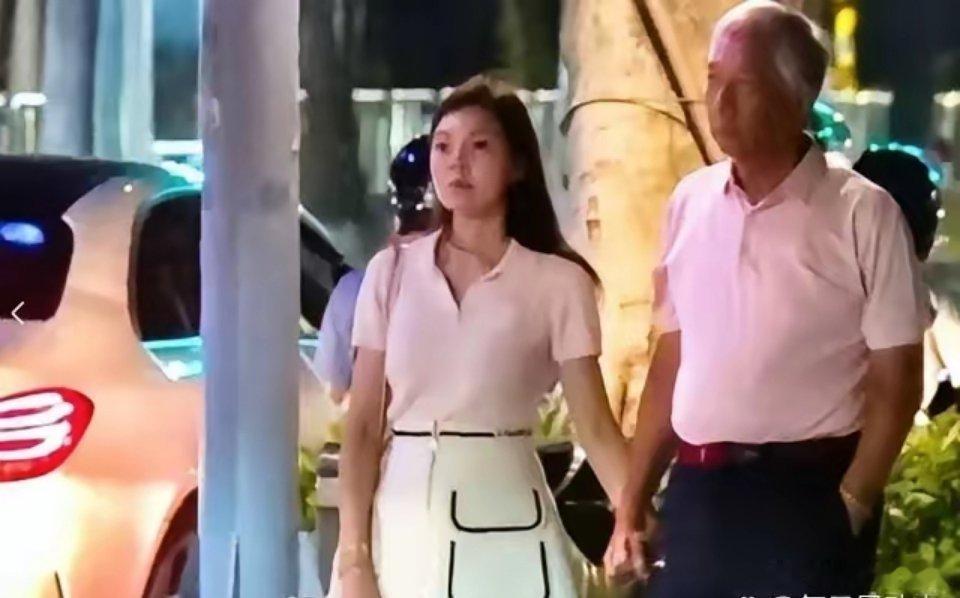 75岁郭台铭牵手51岁曾馨莹，台北深夜穿粉色情侣装一起散步！
