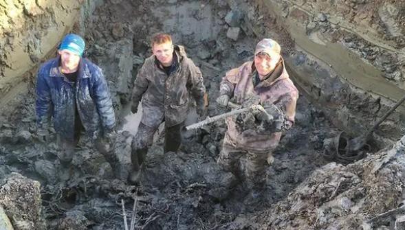 2018年4月，在俄罗斯一处建筑工地上，数台挖掘机正在紧张施工。突然，一名挖掘机