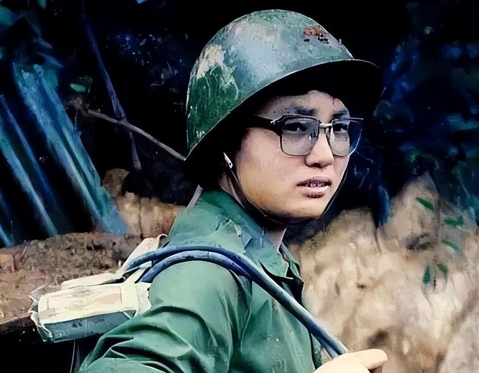 1983年，老山战役中，几名战士脱下军裤，面对女军医，双腿敞开，尴尬不已