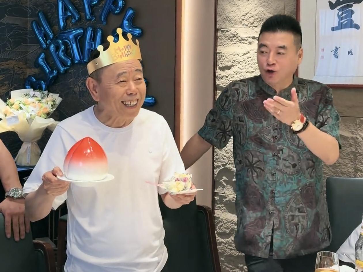 前两天是潘长江69岁的生日，徒弟魏三，干儿子郭金杰等一众师兄弟专程赶到北京为师傅