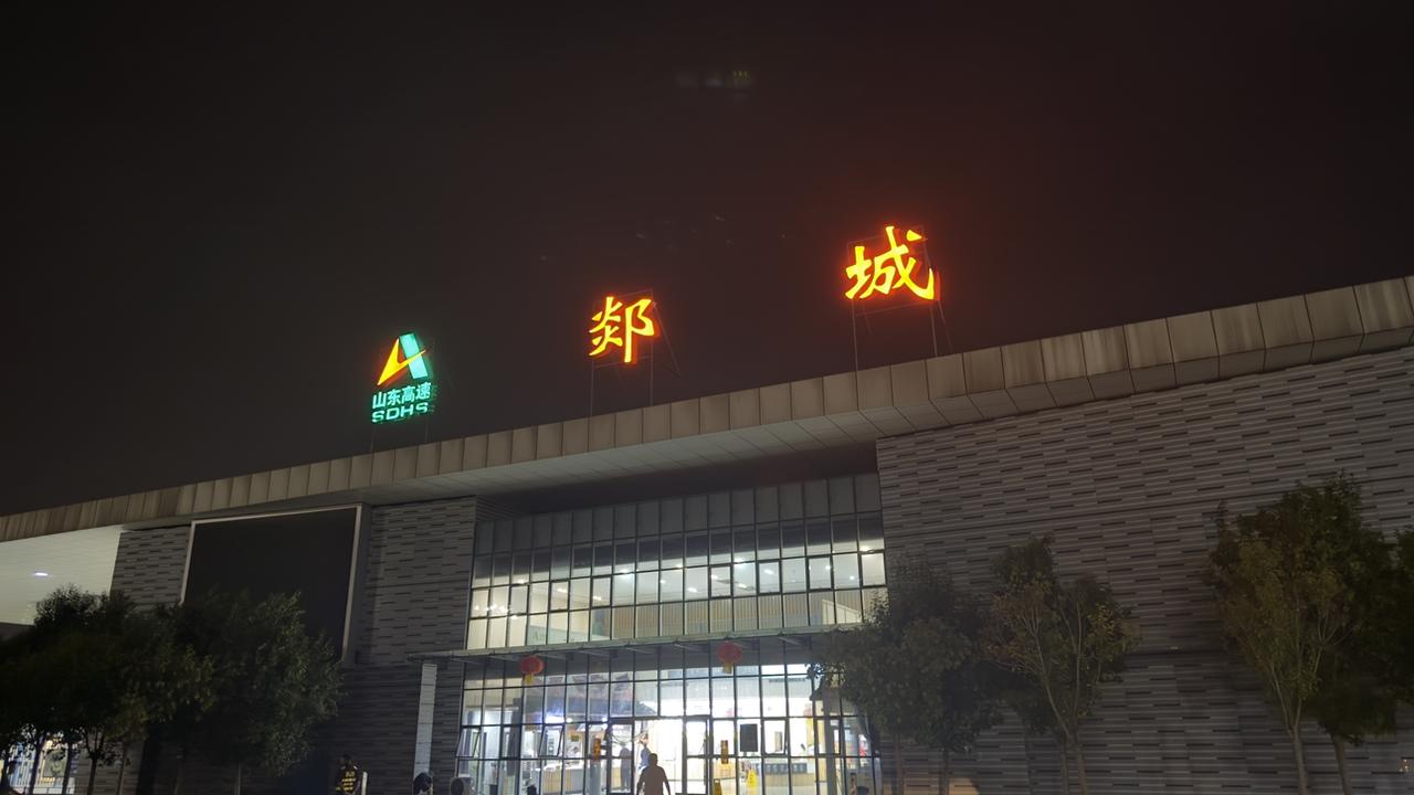 去年自驾，往返八百多公里，看着油价表上的数字，我突然燃起了“极限省油”的执念——