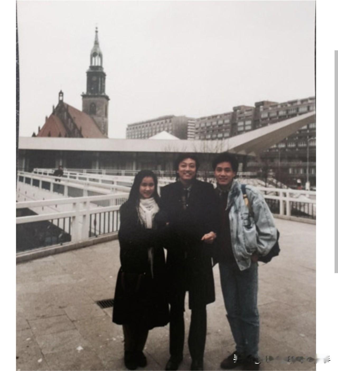 上世纪九十年代初，冯远征在德国柏林留学时期和同学们在一起的老照片。老旧的建筑，朴