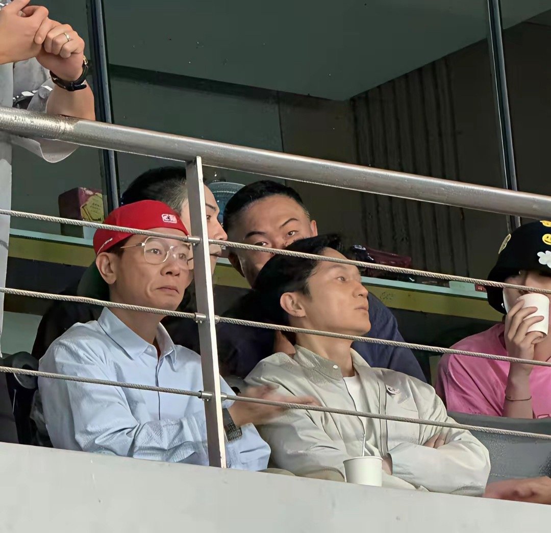 很多明星都去听了侃爷在上海的演唱会，包括陈小春，张智霖，李小璐，李承铉等一大堆明