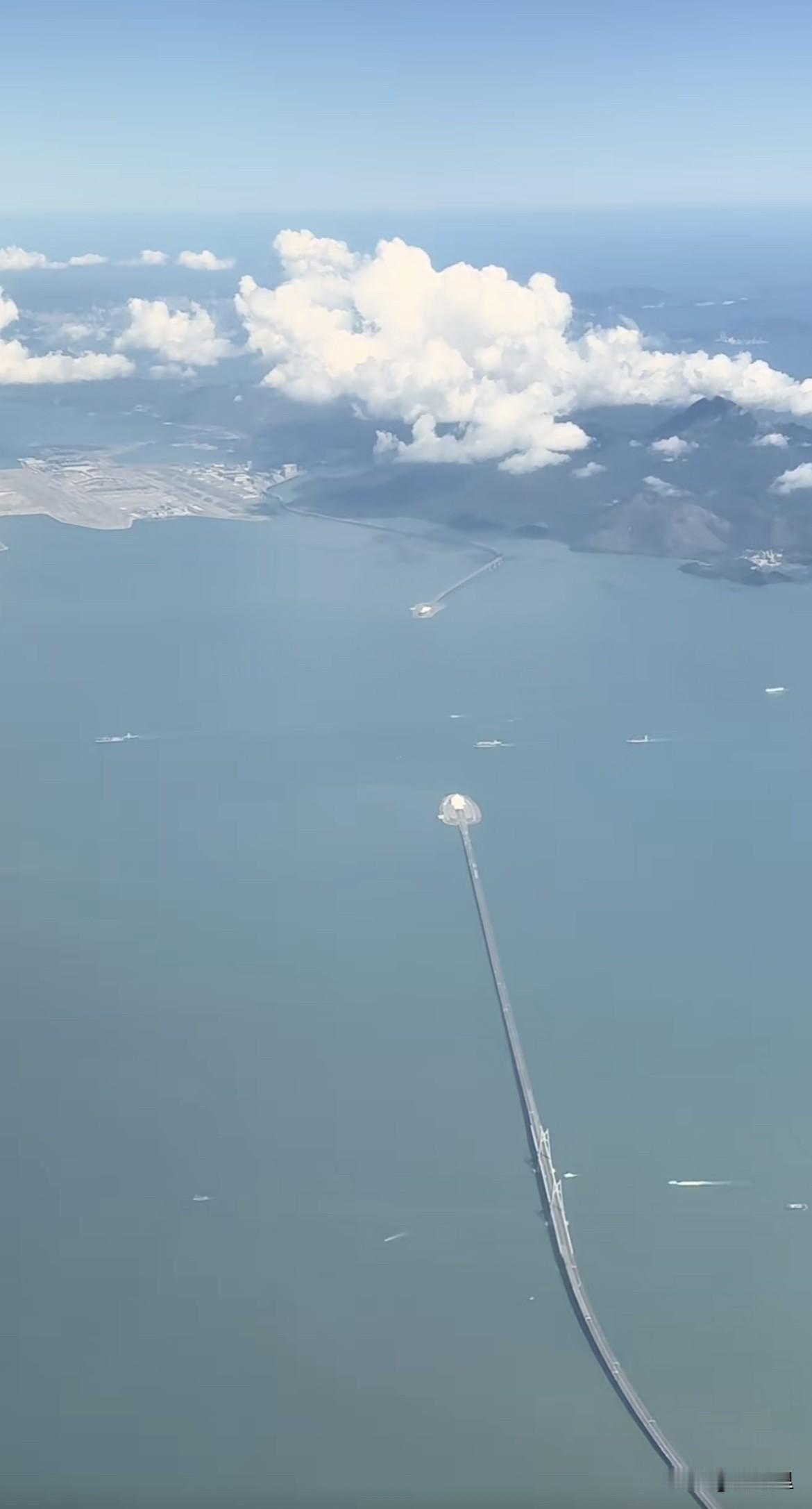 港珠澳大桥在修建的时候，把主航道变成海底隧道，为广州和深圳留了条后路。在飞机上