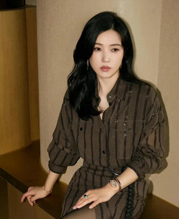 杨子珊气质微卷发配条纹衬衫裙黑丝，女人味很是“十足”