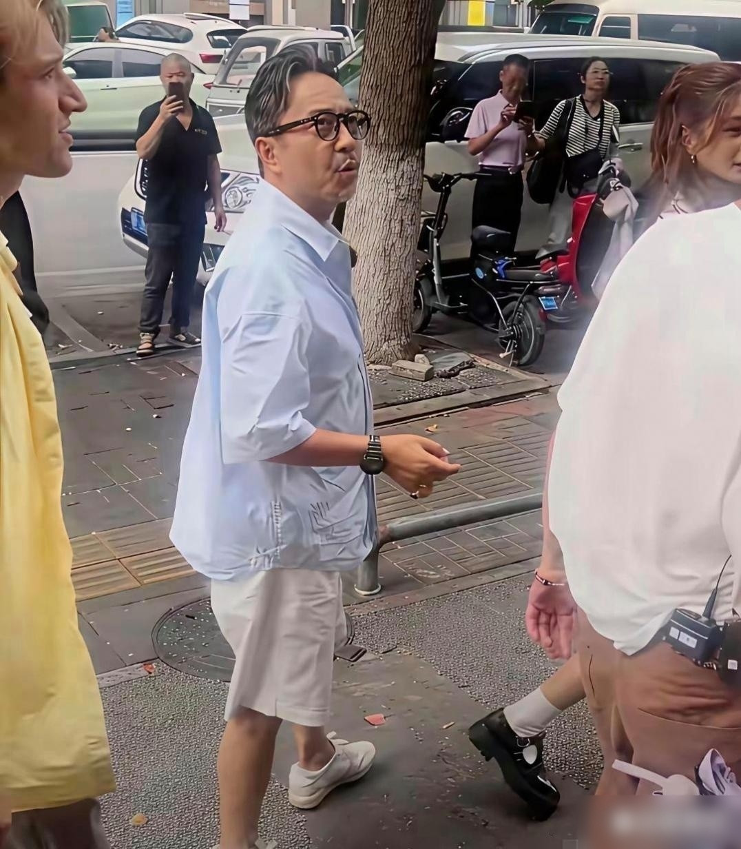 汪涵才五十一，瞅着跟老大爷似的。
