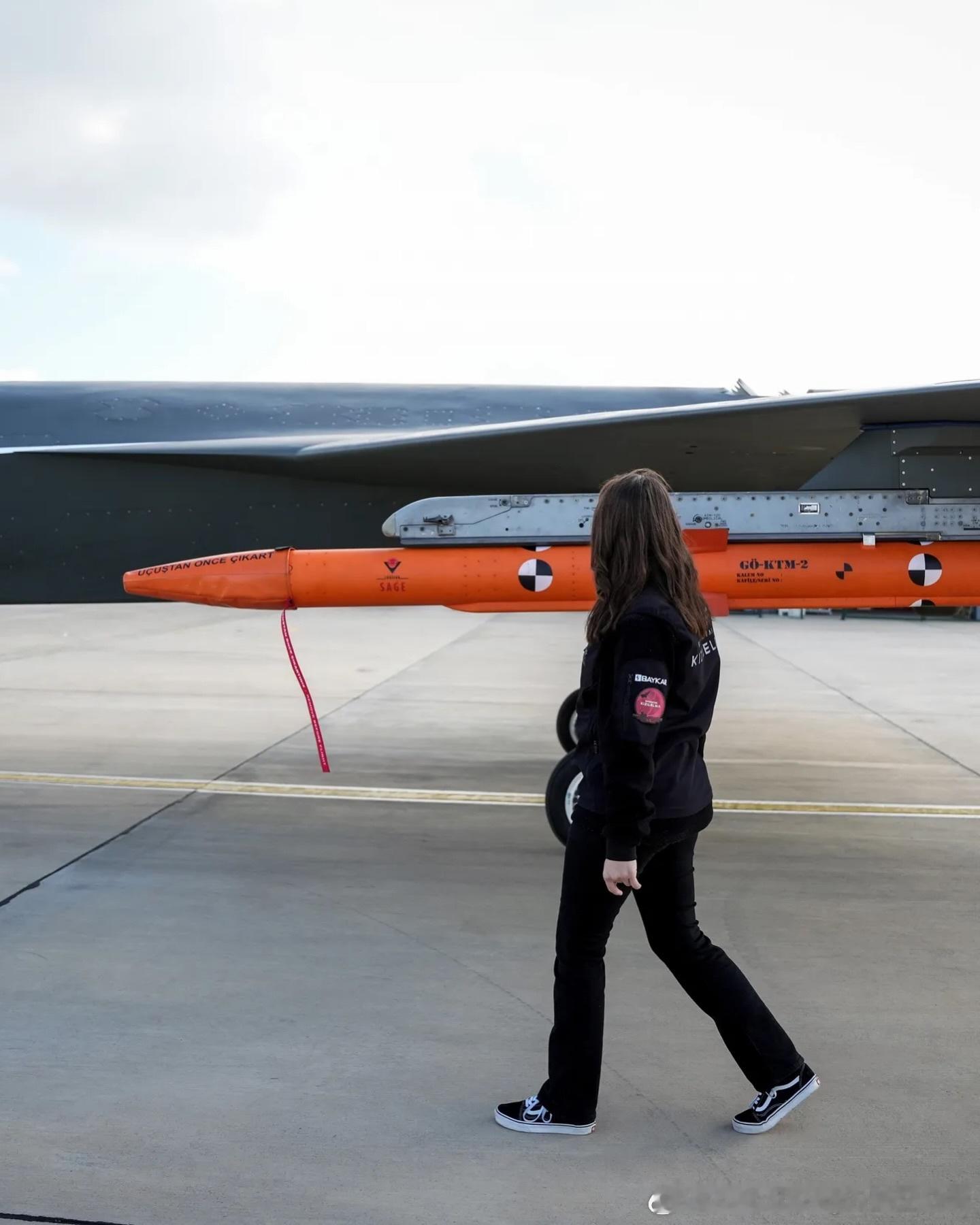 土耳其红苹果无人机和其女操作员埃利夫·埃尔金，挂载两枚“游隼”（Gokdogan