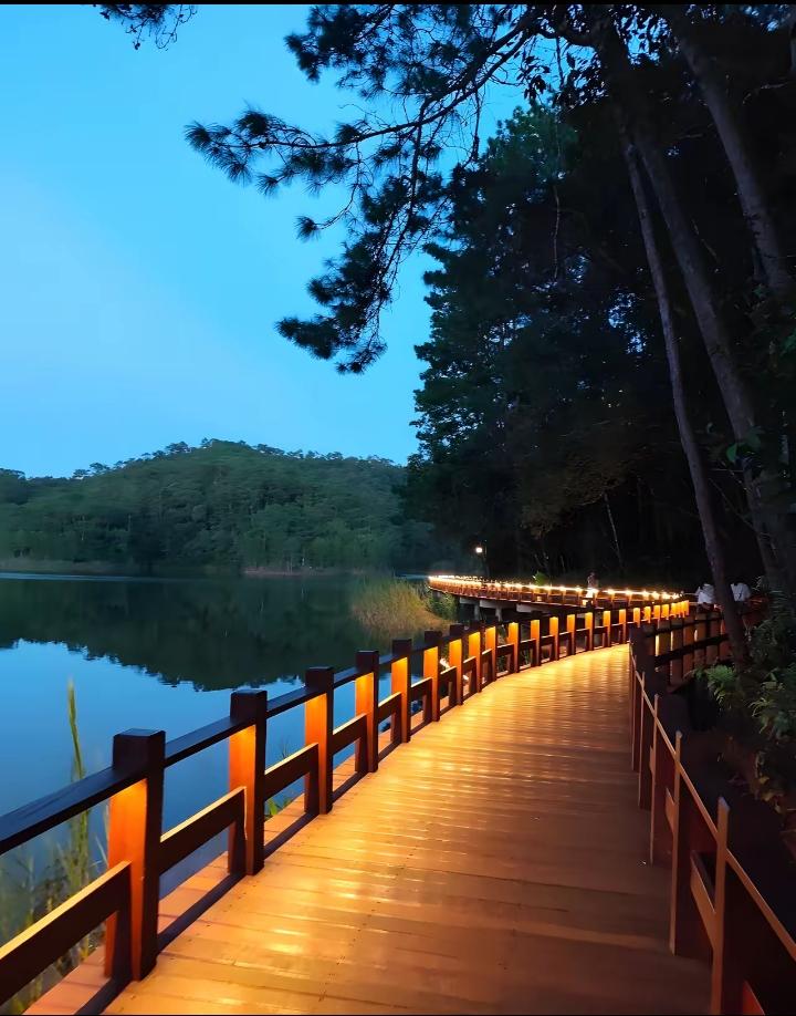 一位干了十年手机维修的师傅说：​干了十年我才敢说：​“普通人买手机一定要记住