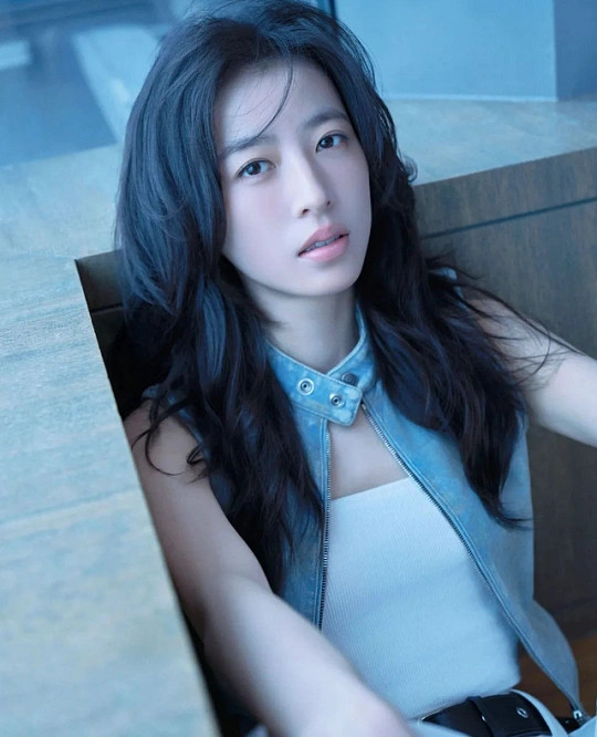 周雨彤太真长大了周雨彤真的越长大越耀眼啊！从初登荧幕的清冷学姐，到如今能驾驭各种