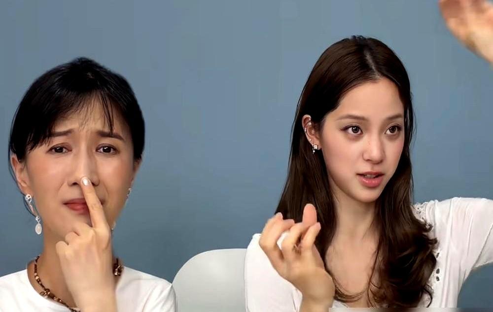 欧阳娜娜兴冲冲地拿出扩香石和绣花鞋，papi酱却眉头一紧。这是破烂吧？p