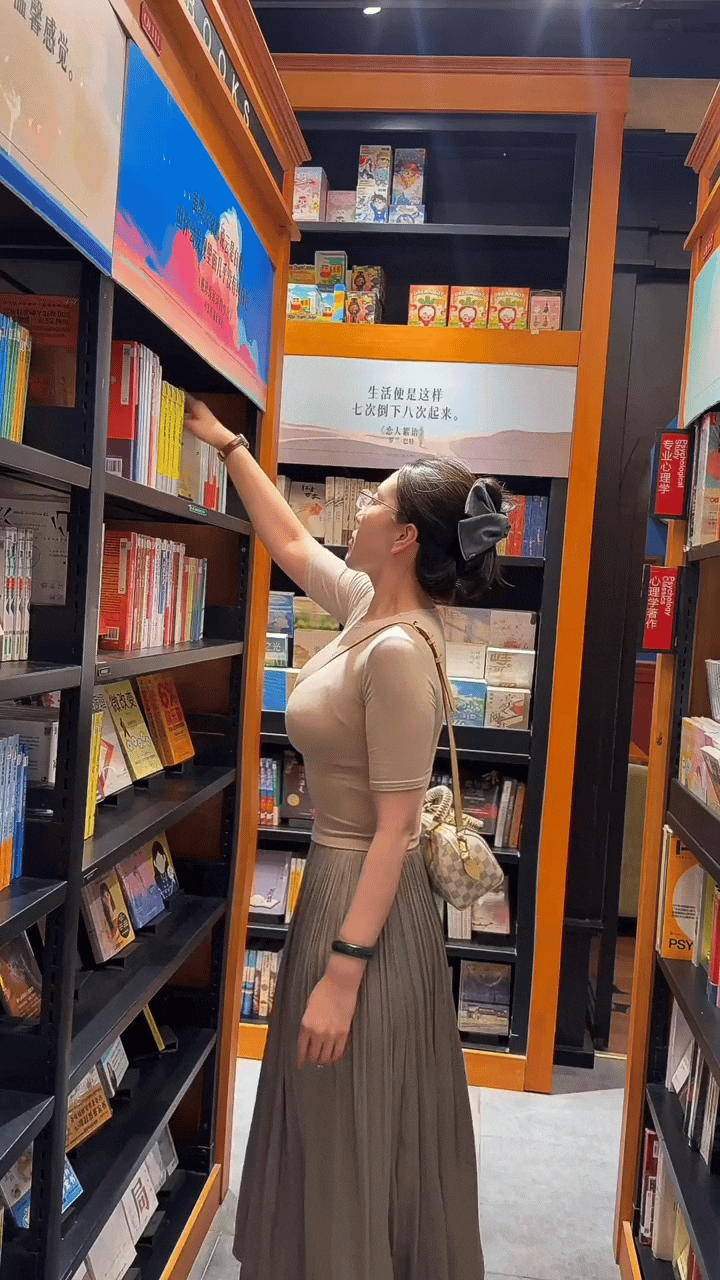 这种爱逛书店的小姐姐肯定比较有内涵！