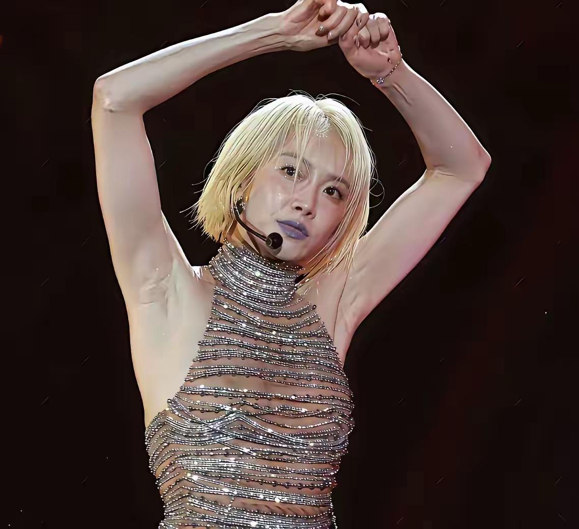 这位明星是谁？完全认不出来。