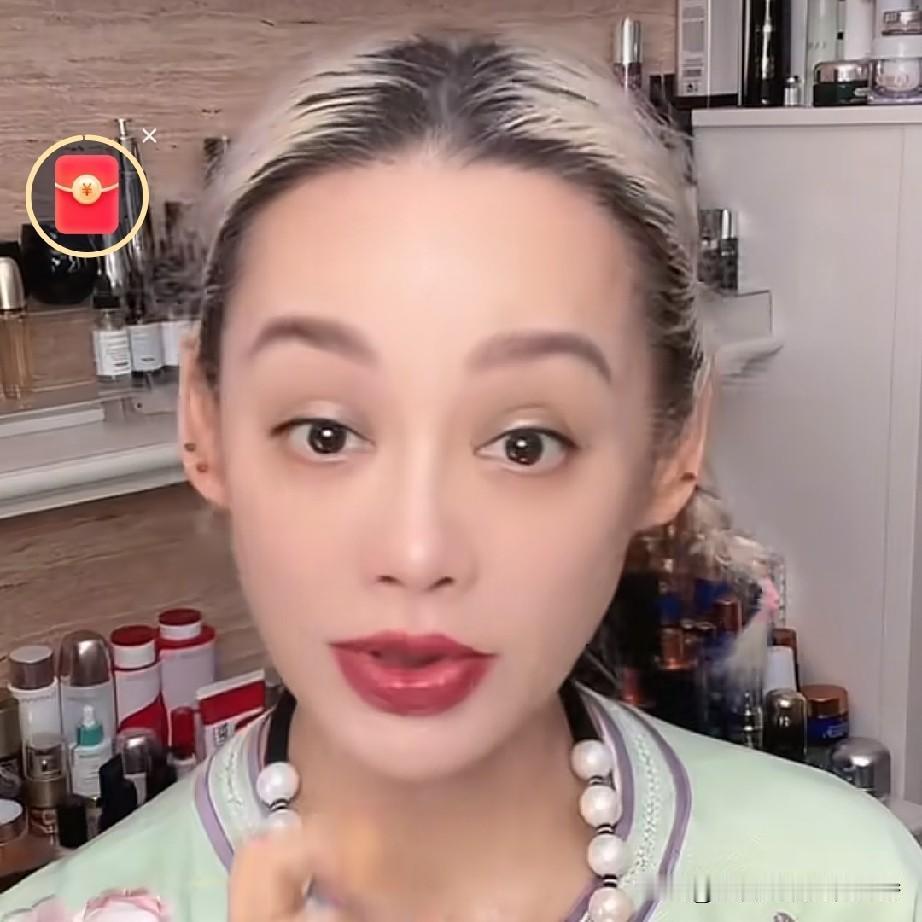 总感觉宁静在同时期的女演员中是最会装扮自己的演员，她的妆容艳丽夸张却不令人讨厌，