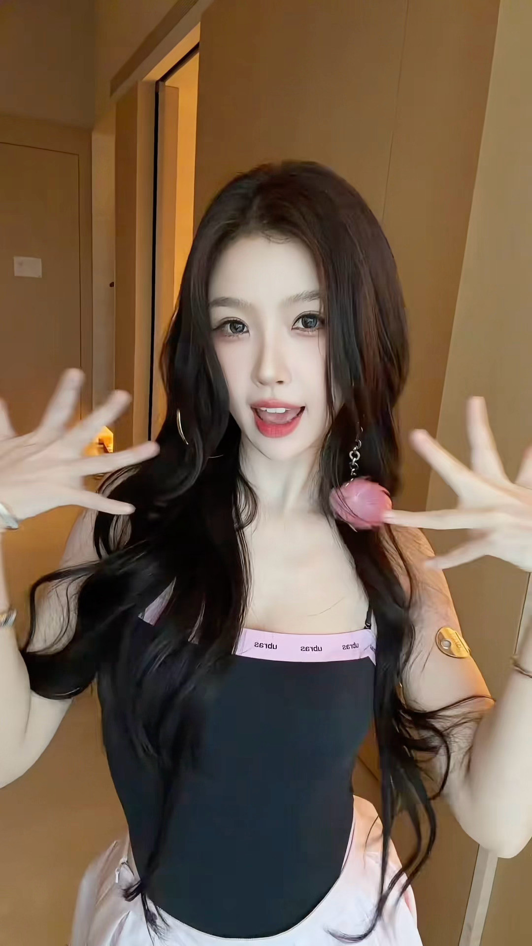 这次真的是小🐱了，喵~被虞书欣看得镜头一抖
