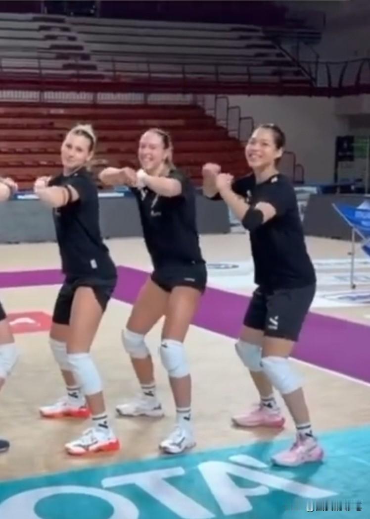 看看意甲的庄宇珊，这一趣味摆拍让人快笑晕了[呲牙笑]瞧，训练结束后，庄宇珊和队友