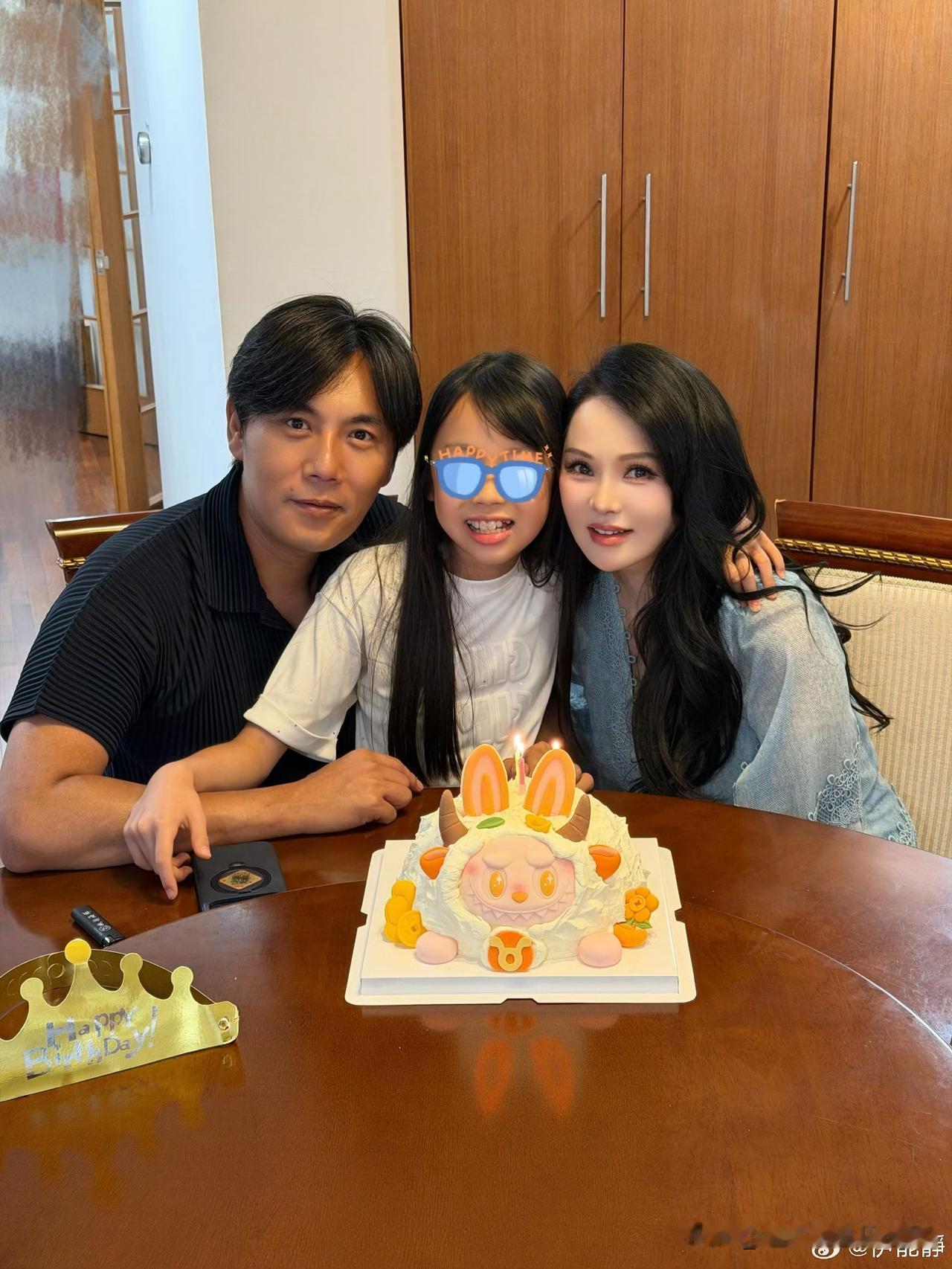 秦昊迎47岁生日！伊能静发长文庆生晒全家福，女儿稳站C位，伊能静状态惊艳如30岁