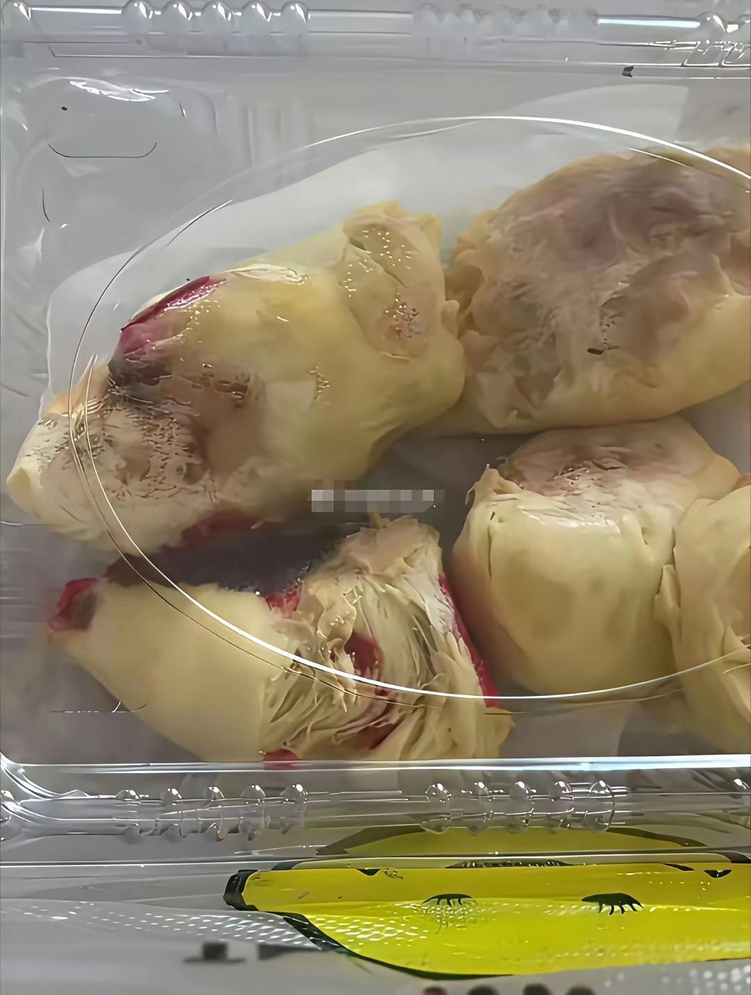 花588买的榴莲，商家说这叫一点红榴莲，榴莲中的爱马仕。