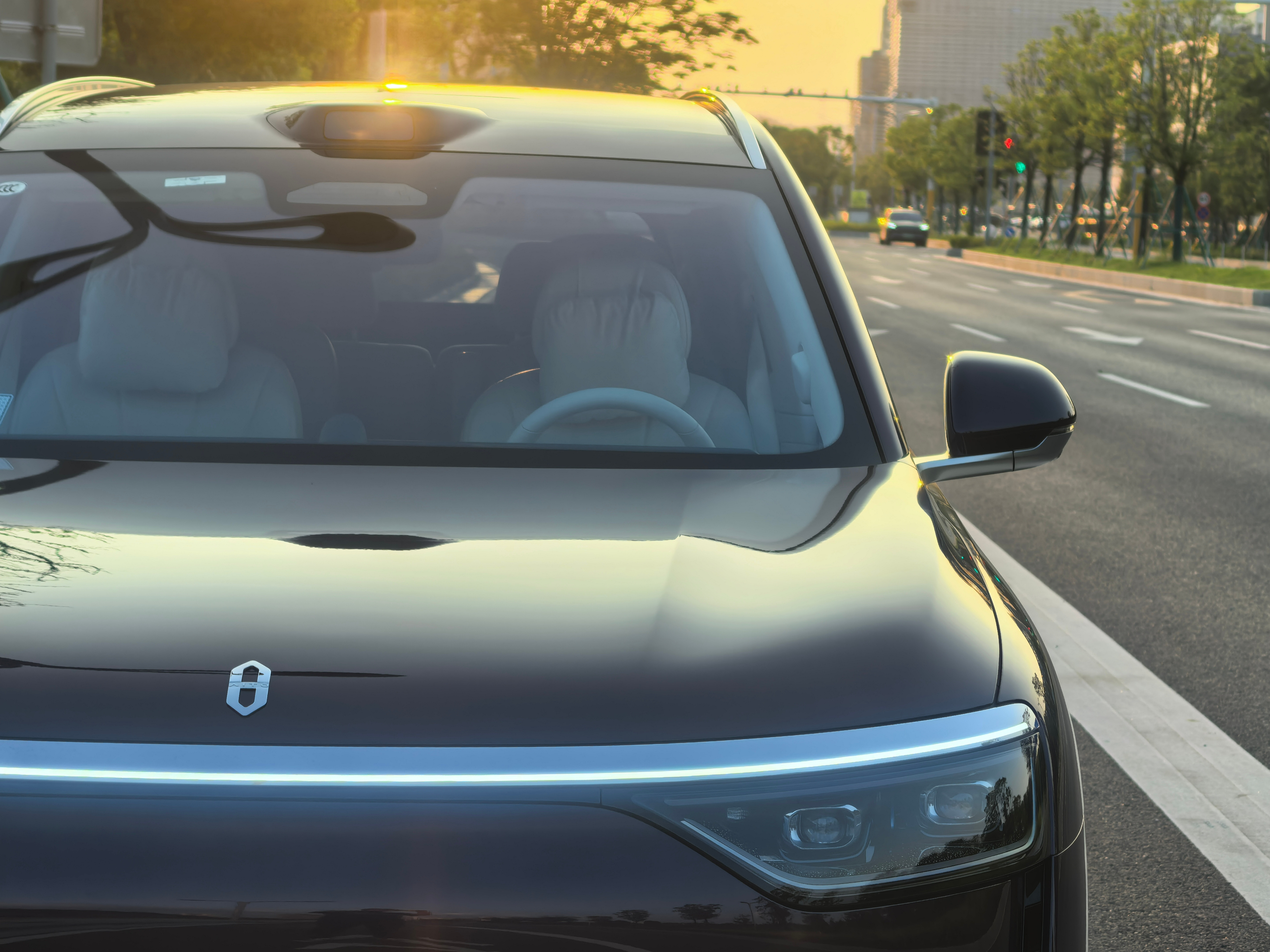 刚打开app就看到，问界M8交付突破12万辆，这简直就是“现象级爆款”。连续多个