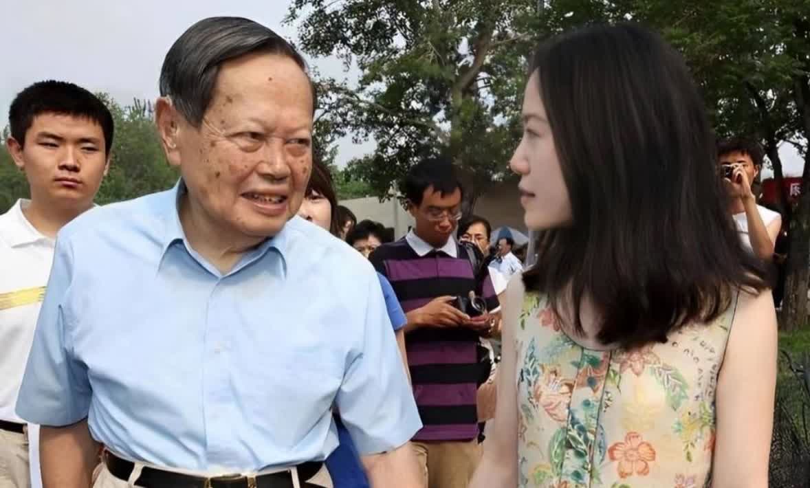 翁帆年轻的时候也算是一个大美女，要身材有身材，要相貌有相貌，学历高家风好，翁帆的