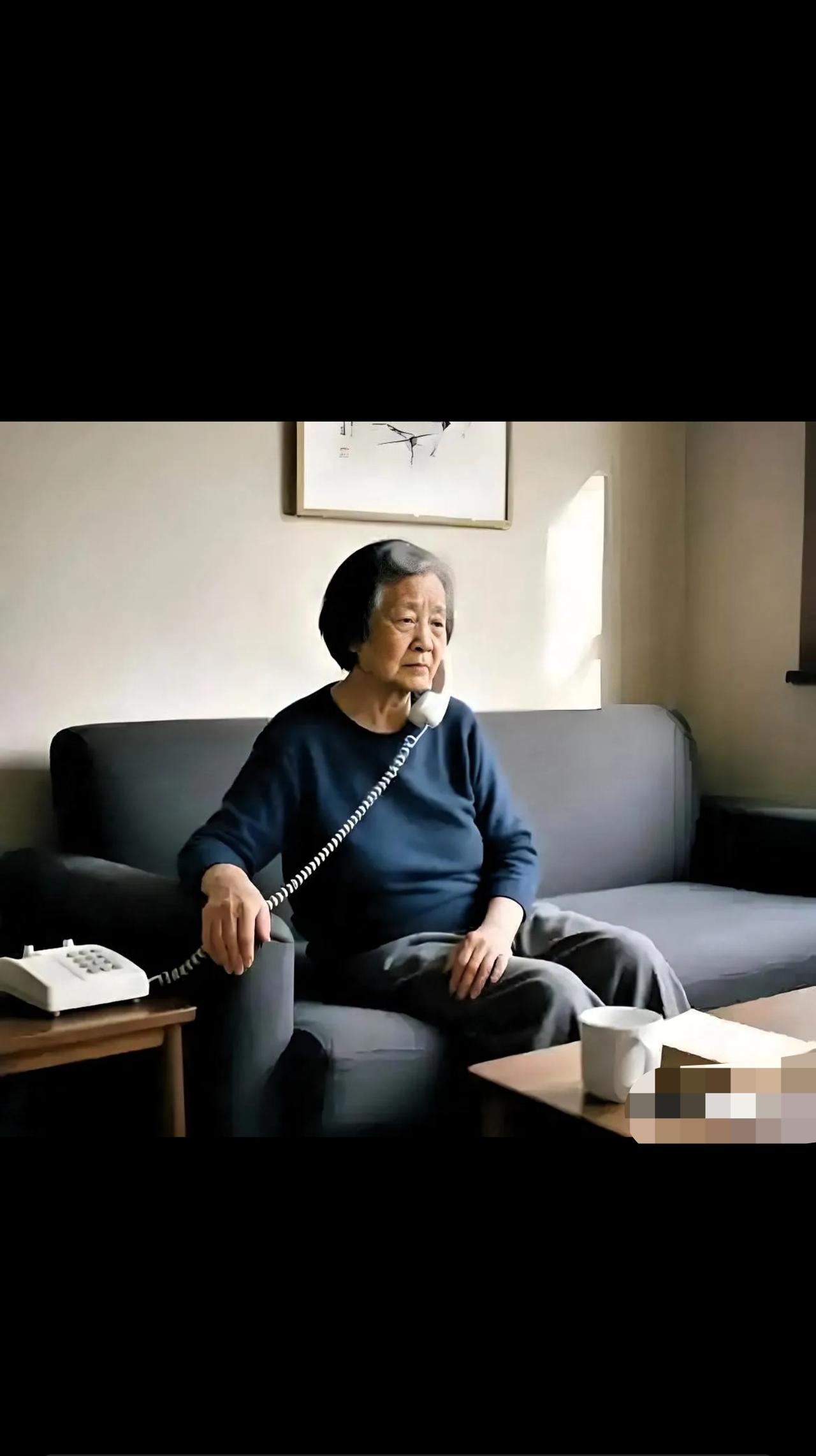 上海，女子哄着88岁母亲，说以后给她养老，母亲信以为真，将银行卡、密码全交给她，