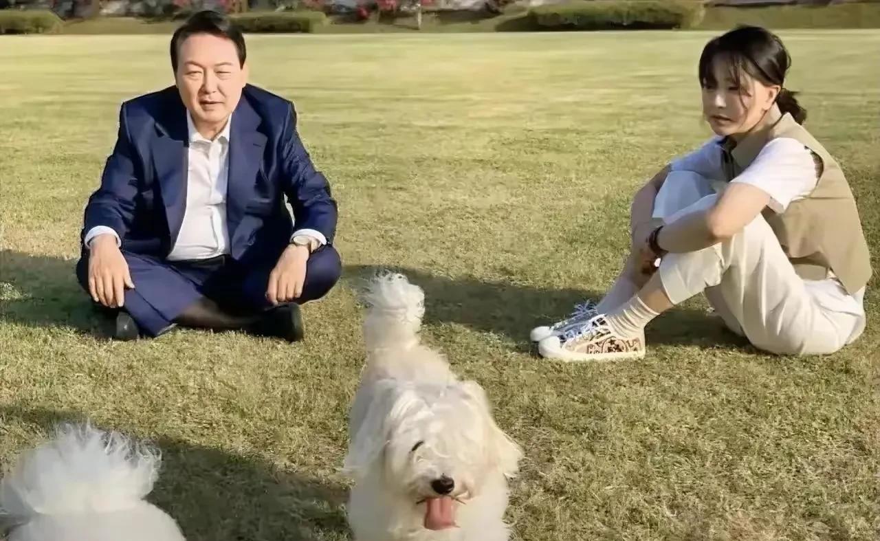 我不关心政治，但却特别喜欢金建希，原因很简单，她衣品特别好，穿着打扮显年轻，却不
