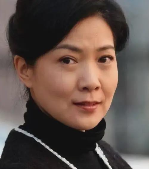 80年代，有人问沈丹萍:“你在德国住大别墅、坐宝马车，过着富太太的生活，为什么还