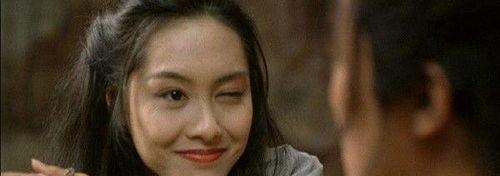 1995年，朱茵突袭男友周星驰住处，居然发现房间还有其她女人，当她伸手摸到温热的