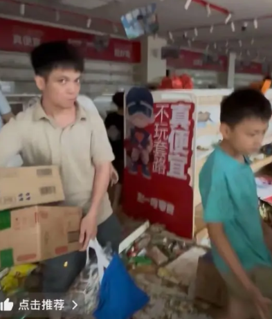 广东怀集洪水后，一些人把城北的赵一鸣零食店洗劫一空，连收银台的现金都没有放过！