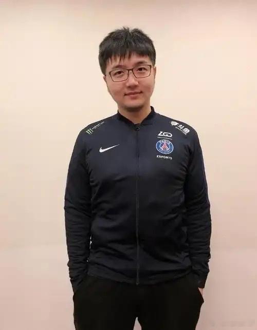 查理斯：yao日天他这个点还能出去做教练，可能是没钱了，听说现在都要找人借钱了，