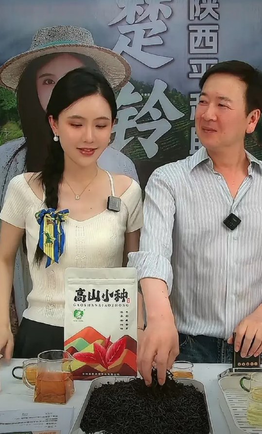 5月4日，杨钰莹前男友赖文峰开启直播带货之旅！赖文峰首次踏入直播间，带来的是一