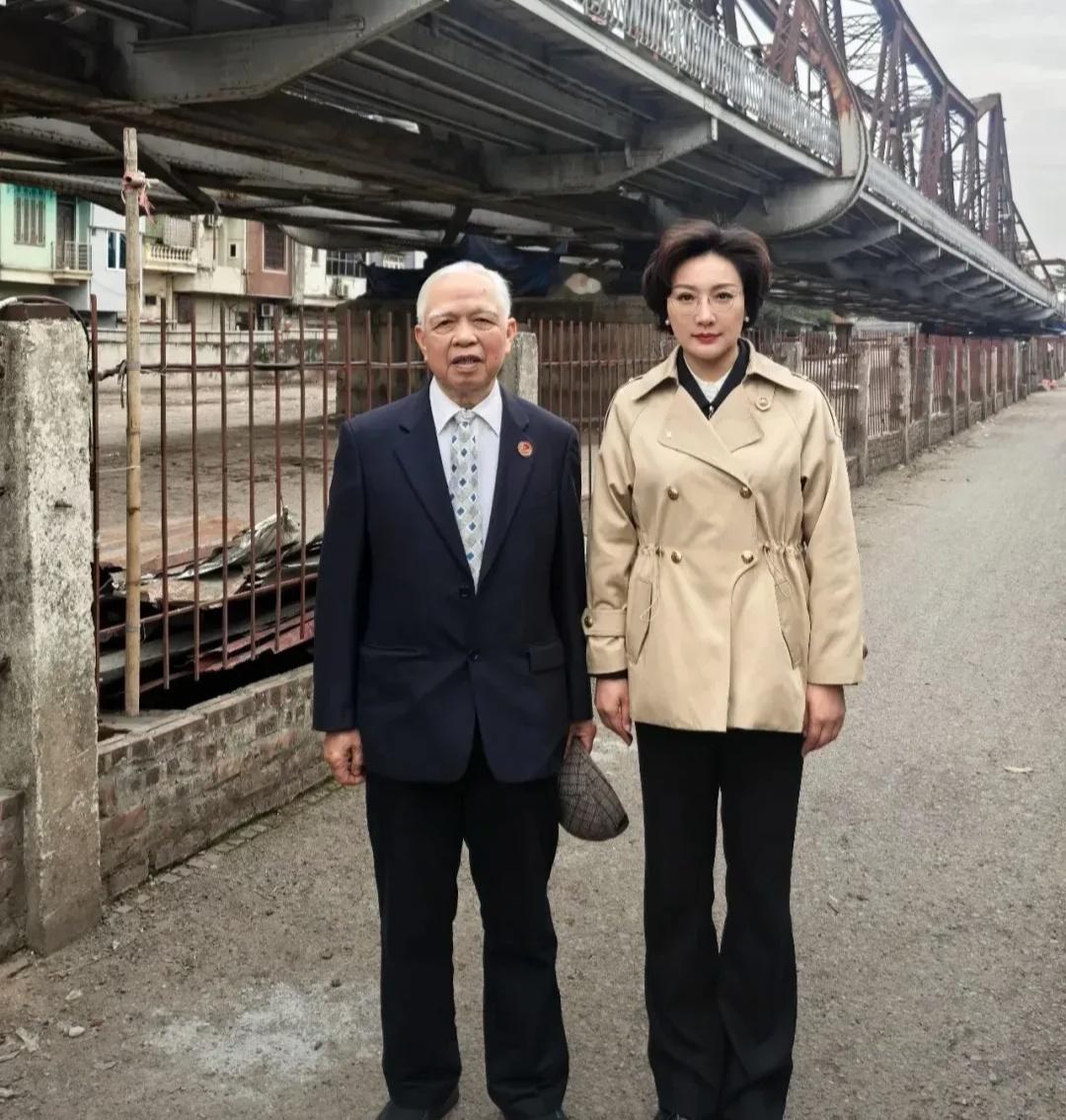 刘滨与抗美援越老兵合影，刘滨军姿站立，这是对老兵的敬重。这个画面是去年拍摄的