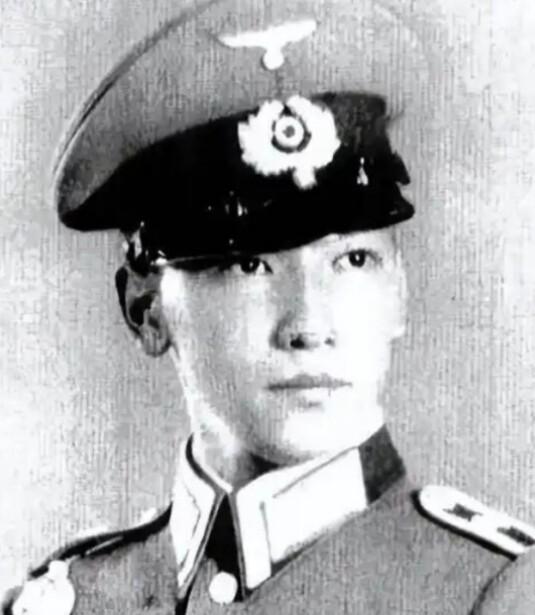 1942年，蒋纬国看到一位美丽的少女，上前和她搭讪：“小姐，报纸能借我看一下吗？