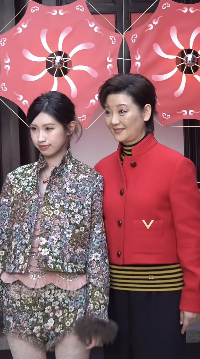 徐帆的养女徐朵，我怎么觉得她长得像台湾那边的女孩子啊。第一眼说不上来像谁，感