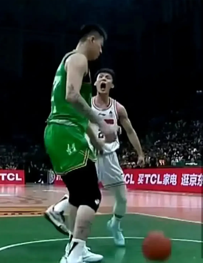 看到徐杰在中国男篮把冷板凳坐穿也没有上场机会。你们想到了什么？我是想到了如下几点
